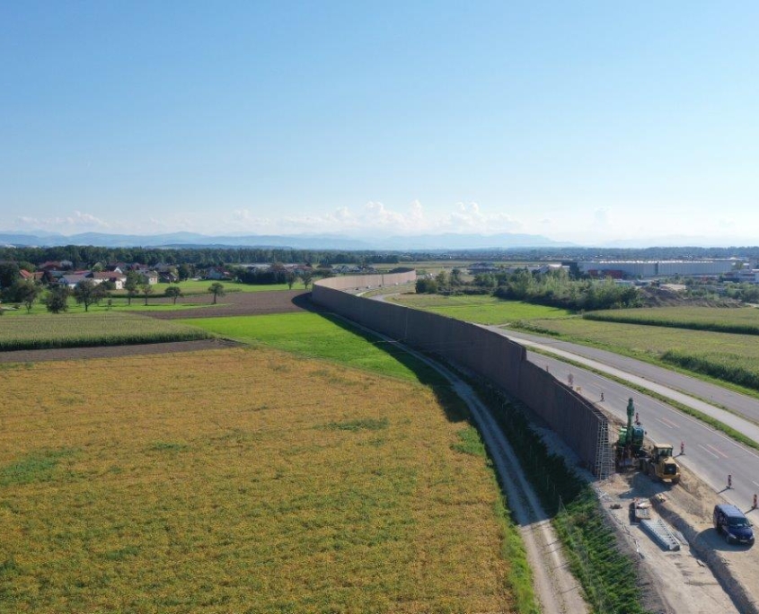 Autobahnaufnahme beim Bau einer grünen Lärmschutzwand Drohnen-Foto
