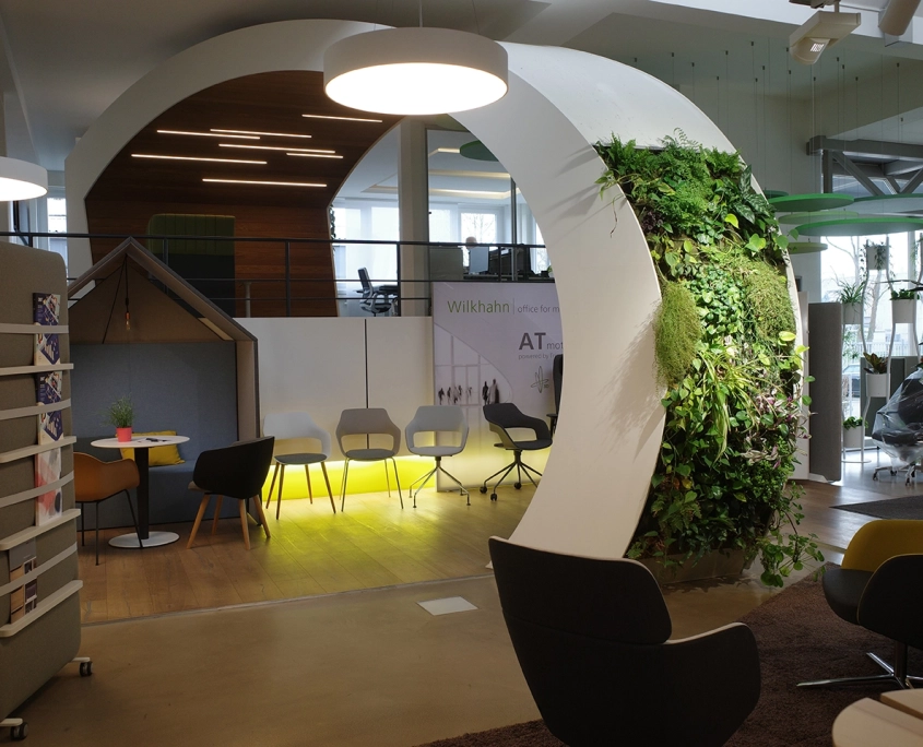 Bepflanzter Rundbogen mit Living Wall indoor in einem Bürogebäude