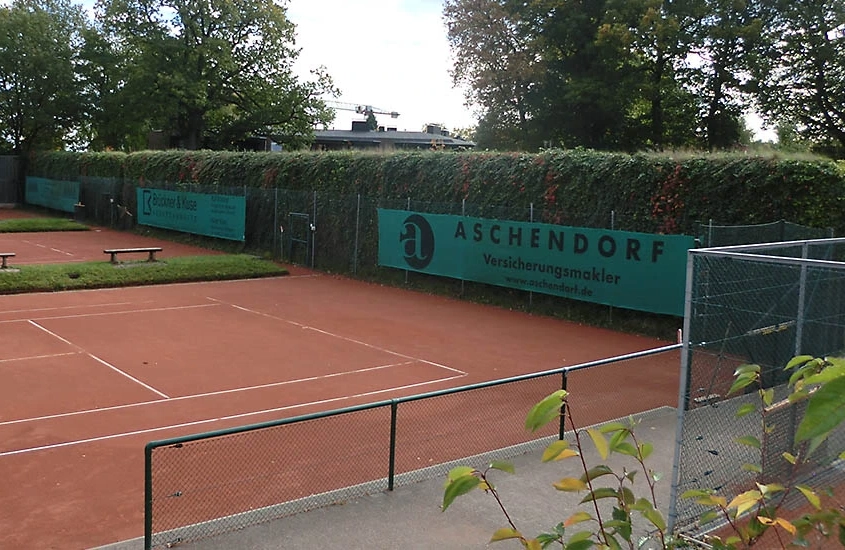 vollbegrünte Lärmschutzwand an Tennisplatz in Aschendorf